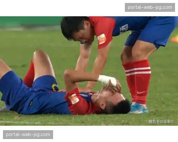 温情一幕：对手搀扶抽筋的冠军获得者共同向观众致意