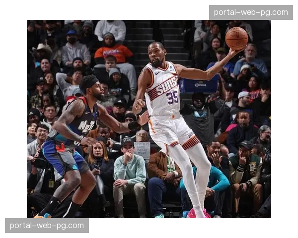 第三节报道:篮网突然祭出全场紧逼,打乱黄蜂进攻节奏。 第三节报道:篮网突然祭出全场紧逼,打乱黄蜂进攻节奏。